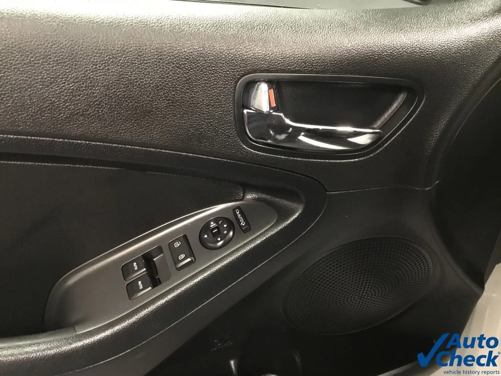 Used 2015 White Kia EX image 18