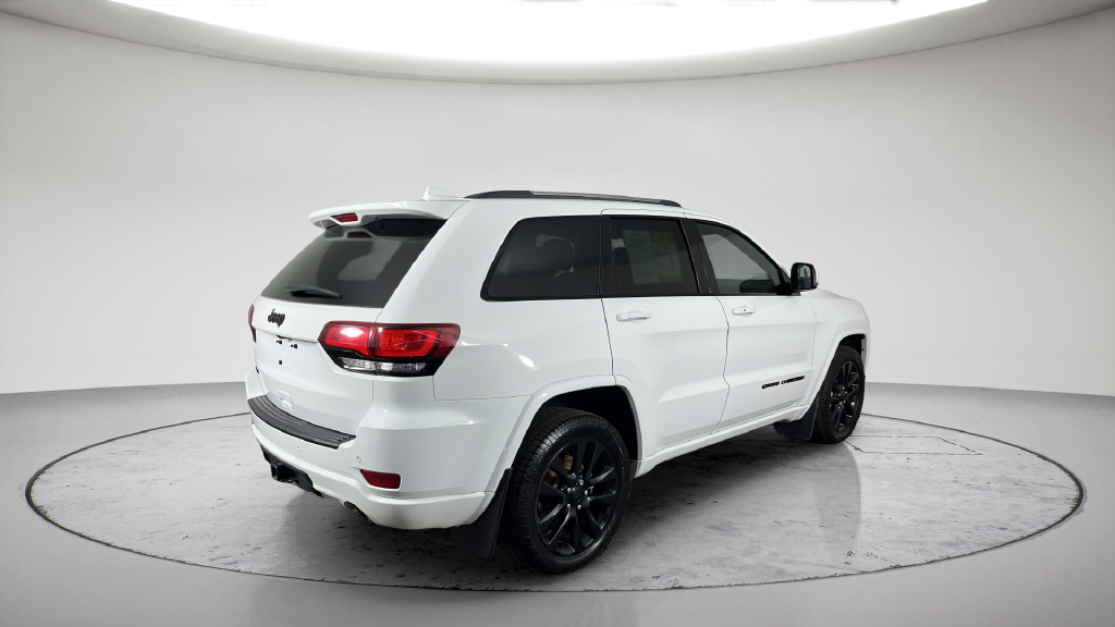 Used 2019 White/off-white Jeep Altitude image 8