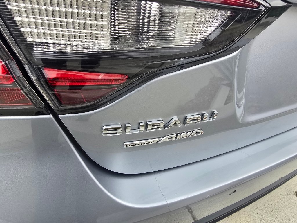Used 2022 Ice Silver Metallic Subaru Limited image 9