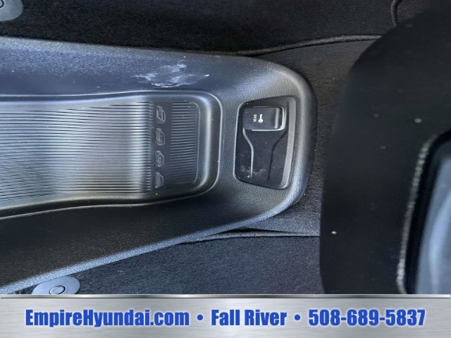 2025 Chrysler Pacifica Select - Photo 32