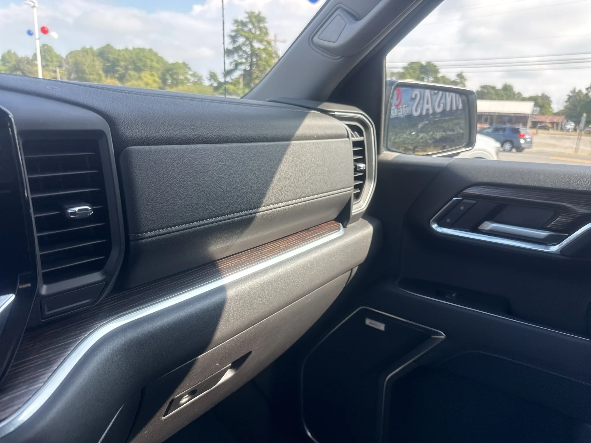 Used 2024 Summit White GMC Elevation image 29
