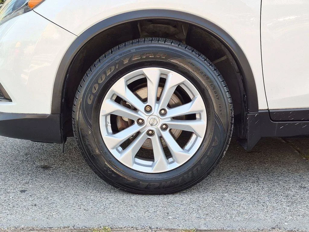 Used 2014 White Nissan SV image 26
