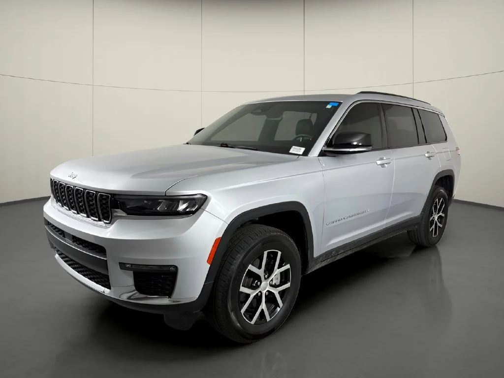 Used 2024 Silver Jeep Limited image 4