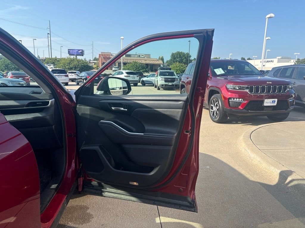 Used 2020 Pearl Toyota XLE image 17