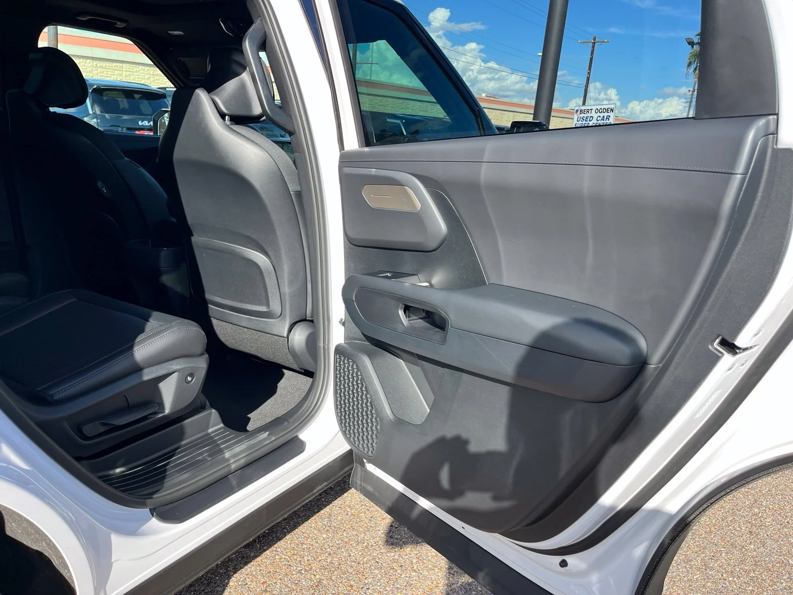 New 2027 White Kia S image 18