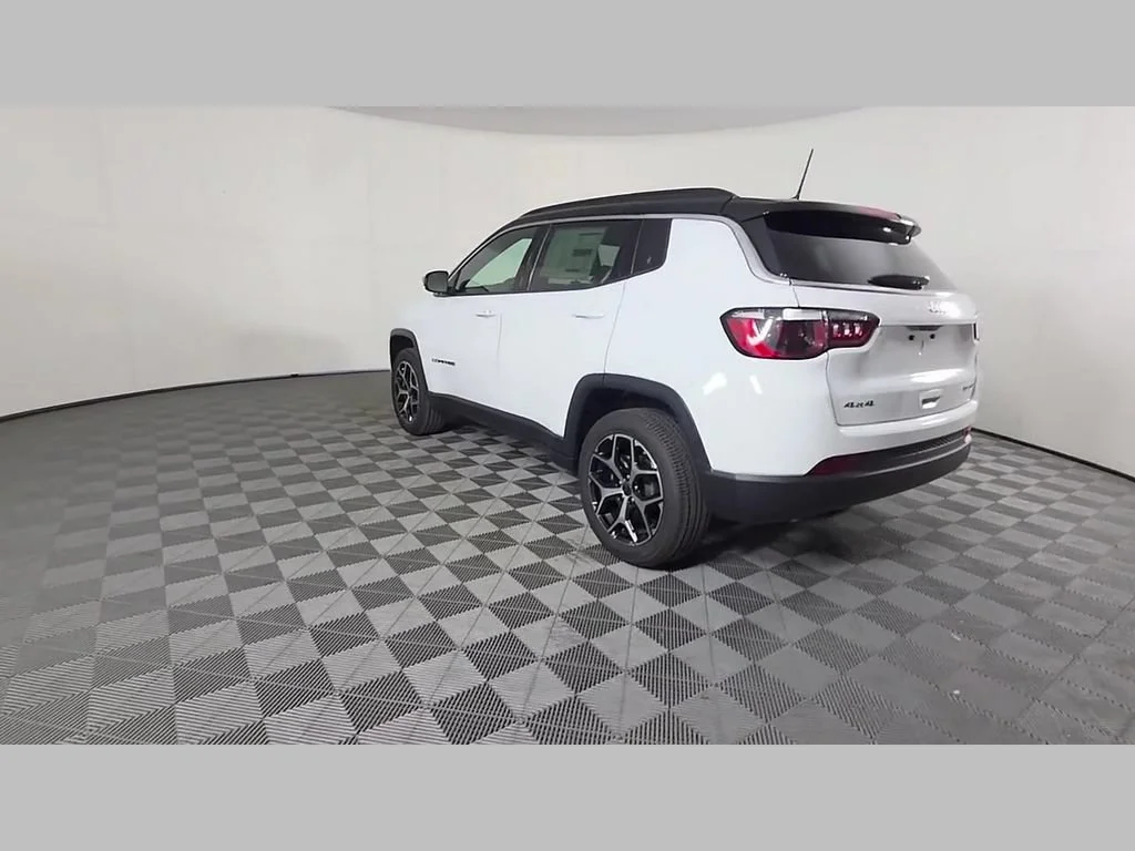 New 2026 Bright White Clear-Coat Exterior Paint Jeep Limited image 29