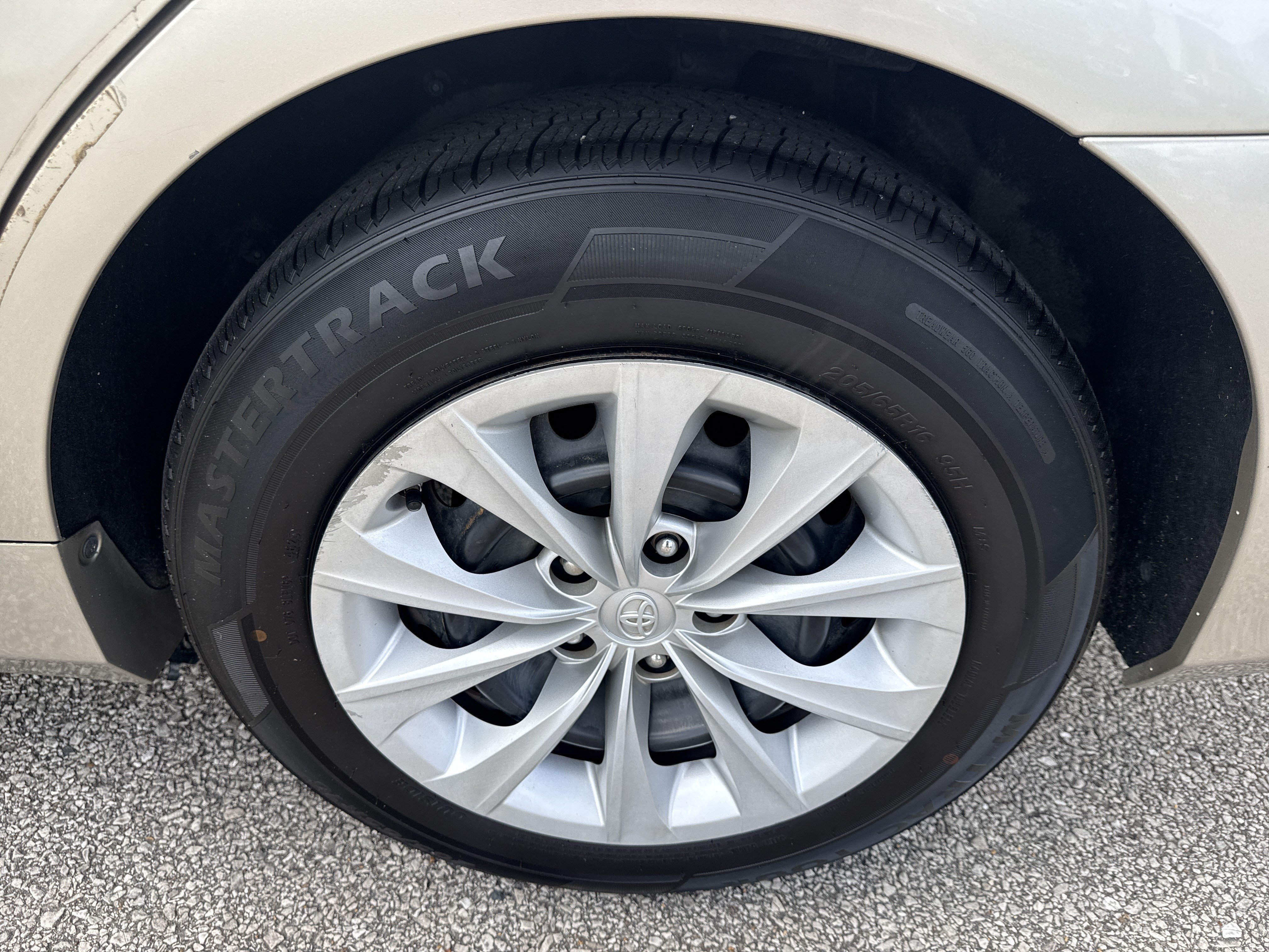 Used 2015 Gold Toyota LE image 18