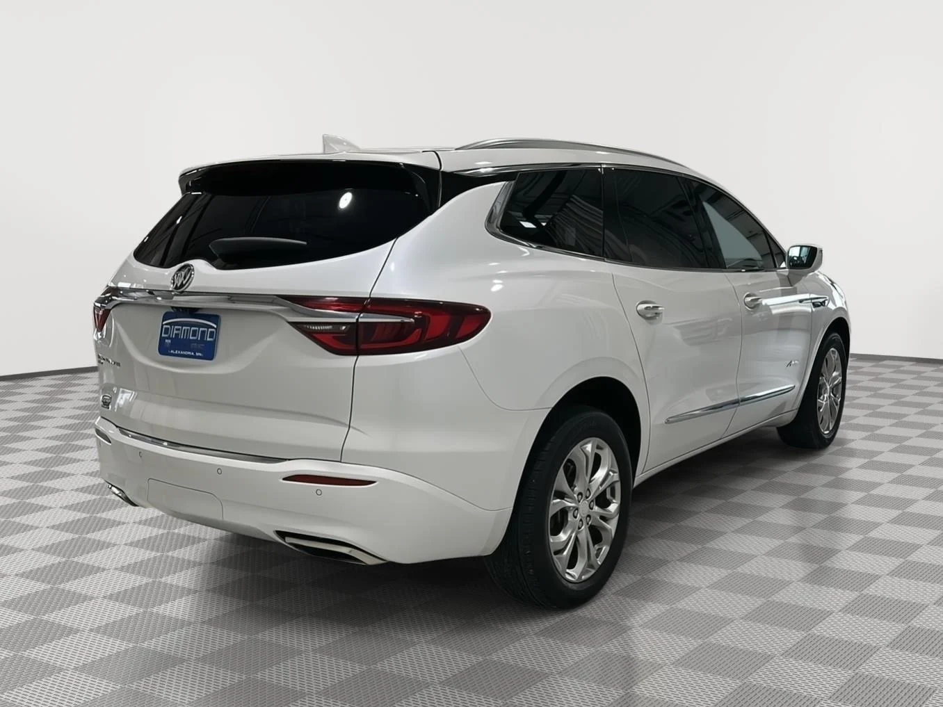 Used 2020 WHITE FROST TRICOAT Buick Avenir image 5