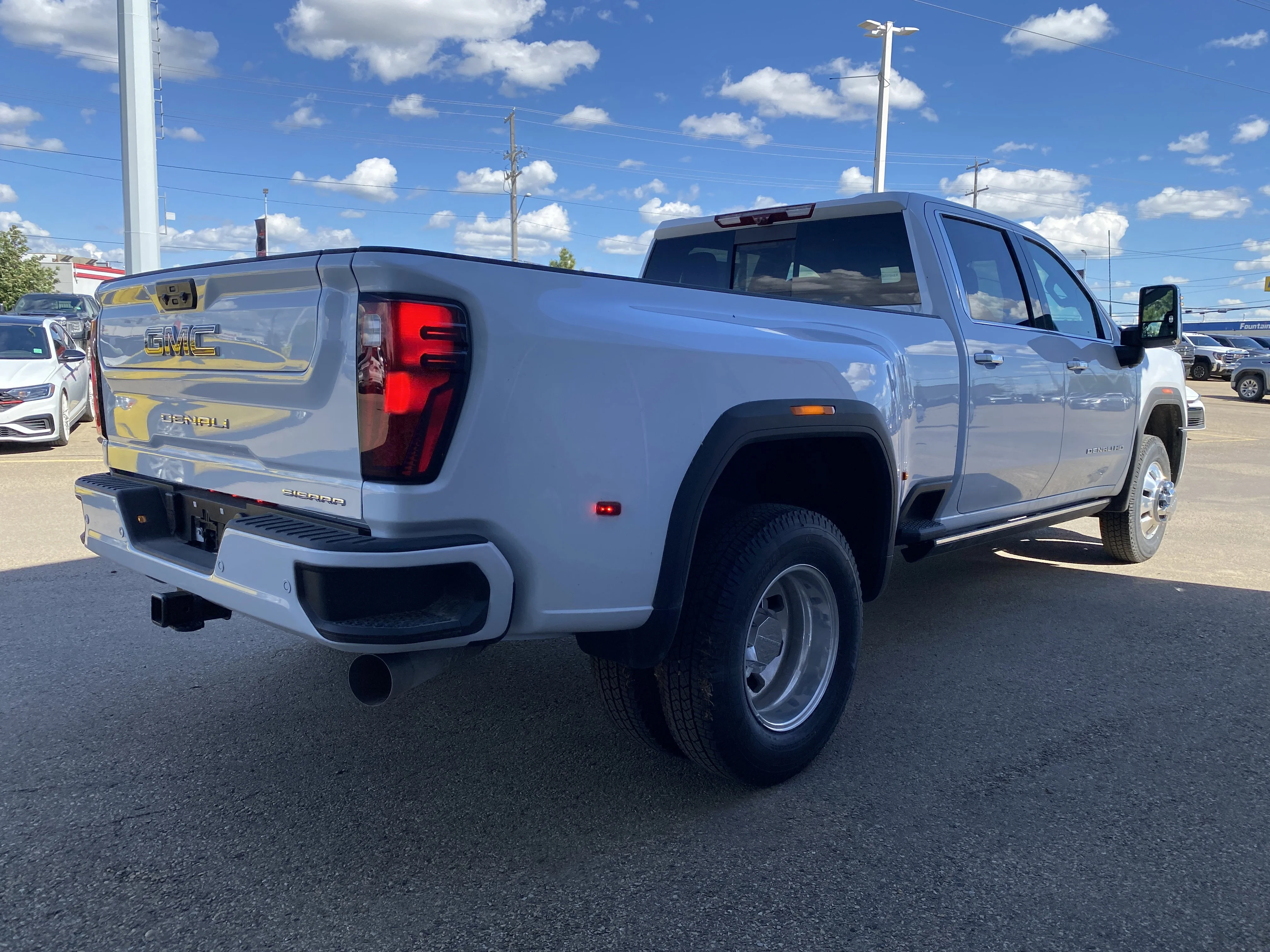 New 2026 GLACIER WHITE TRICOAT GMC Denali Ultimate image 8