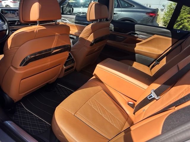 Used 2022 Gray BMW 750i xDrive image 6