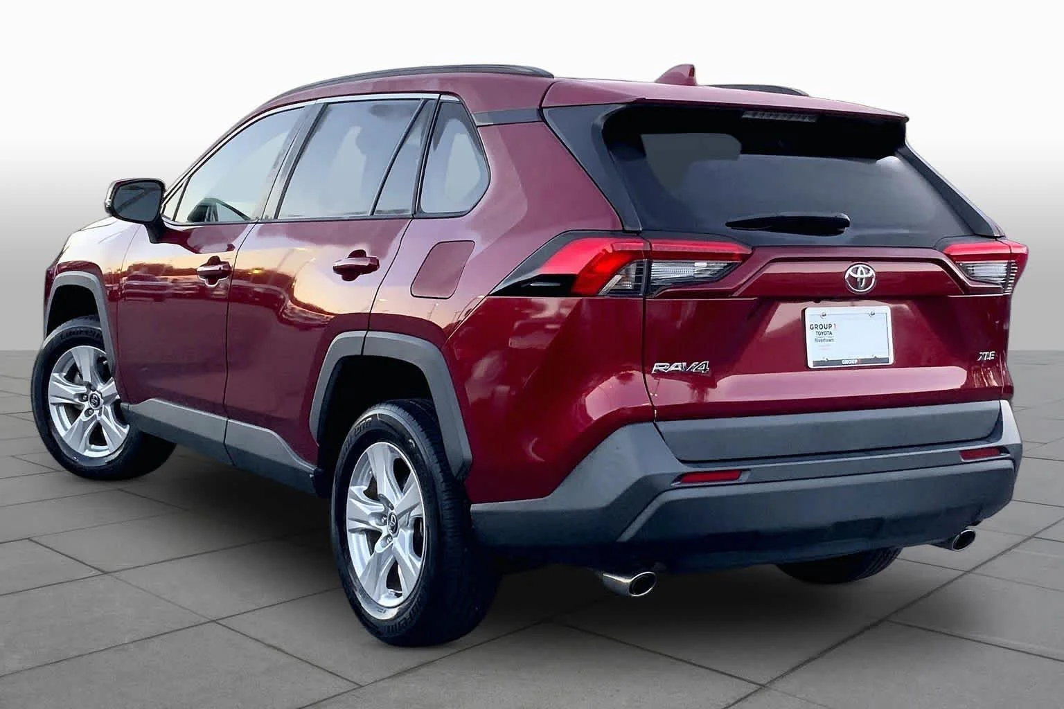 Used 2021 Ruby Flare Pearl Toyota XLE image 11
