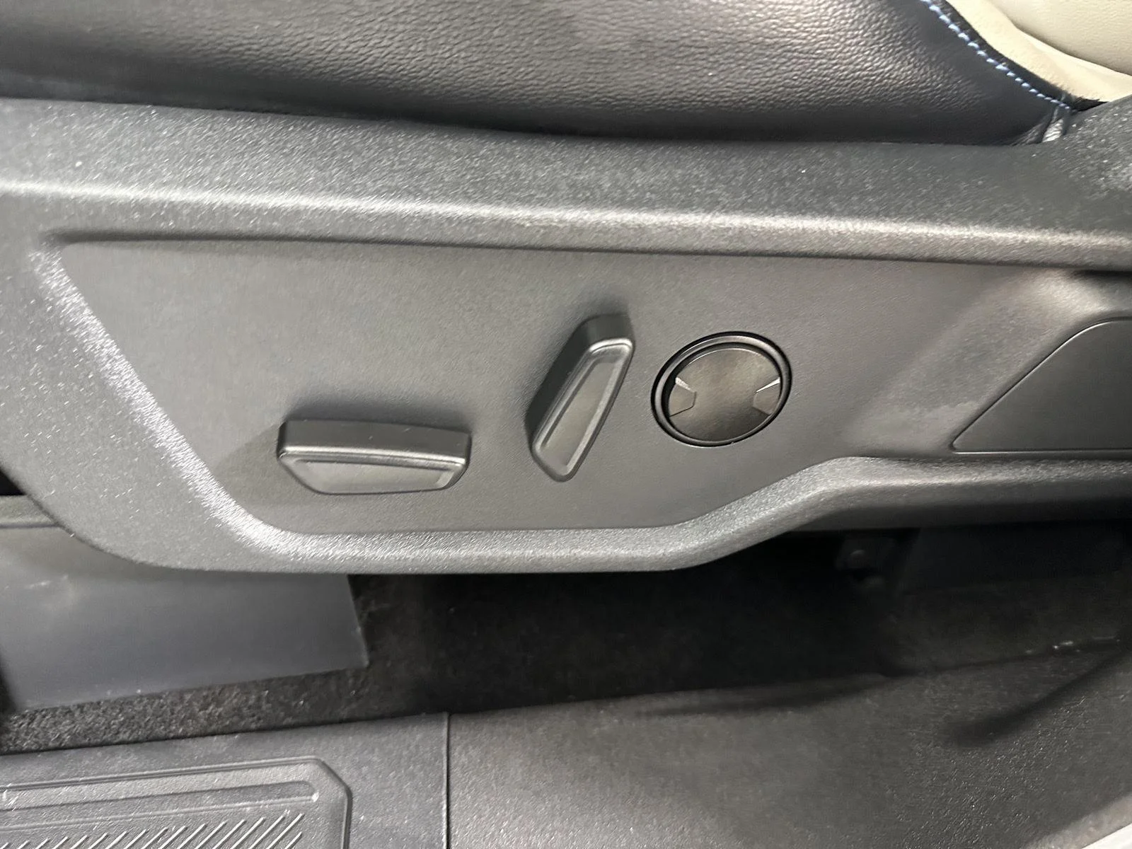 Used 2024 Iconic Silver Ford Wildtrak image 14