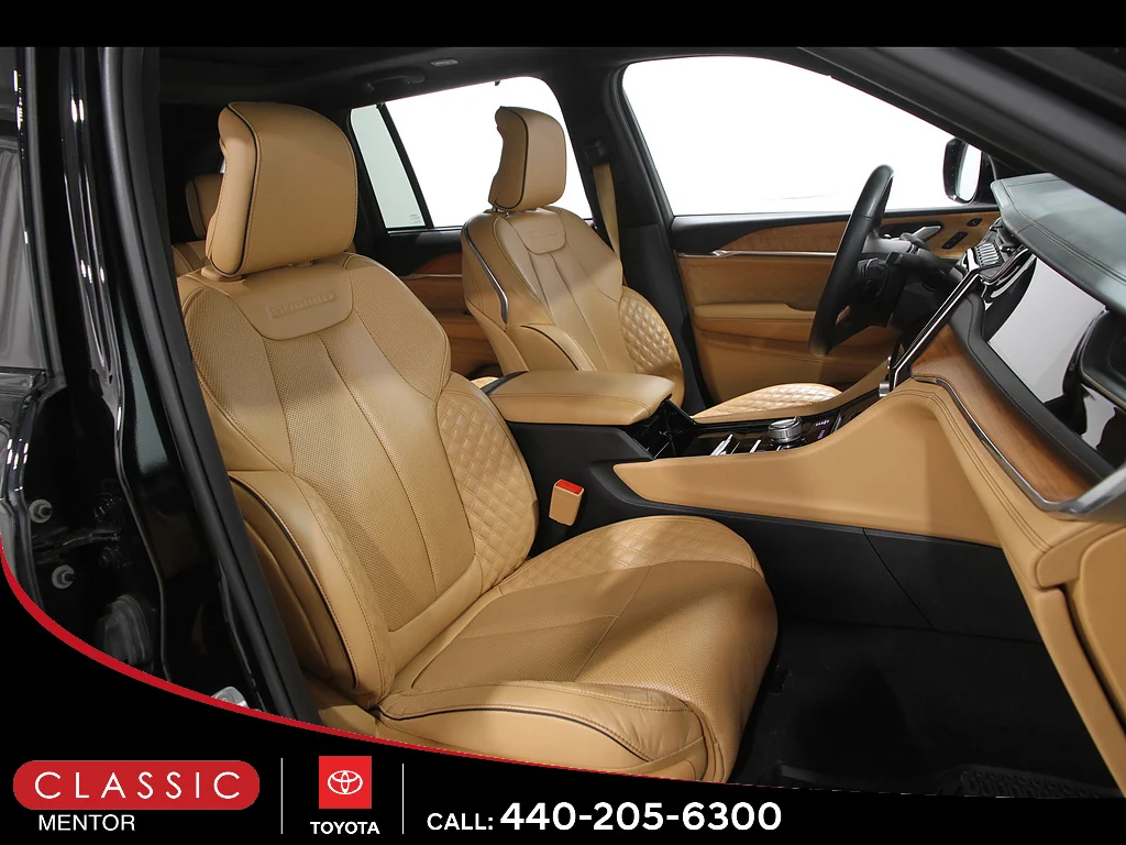 Used 2023 Diamond Black Crystal Pearl Coat Jeep  image 20