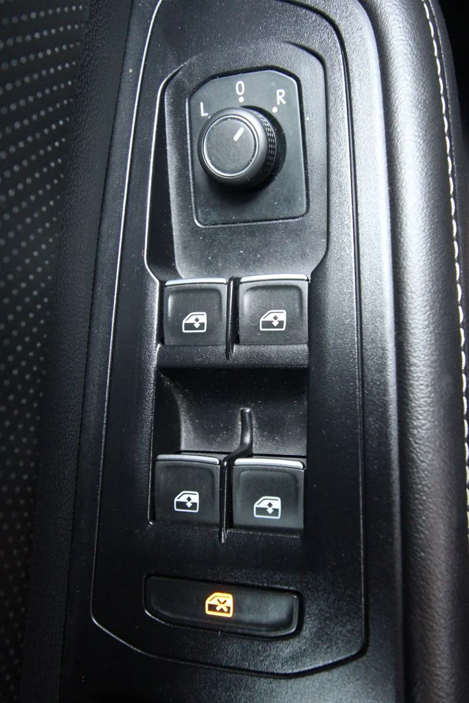 Used 2025  Volkswagen 2.0T SE image 23