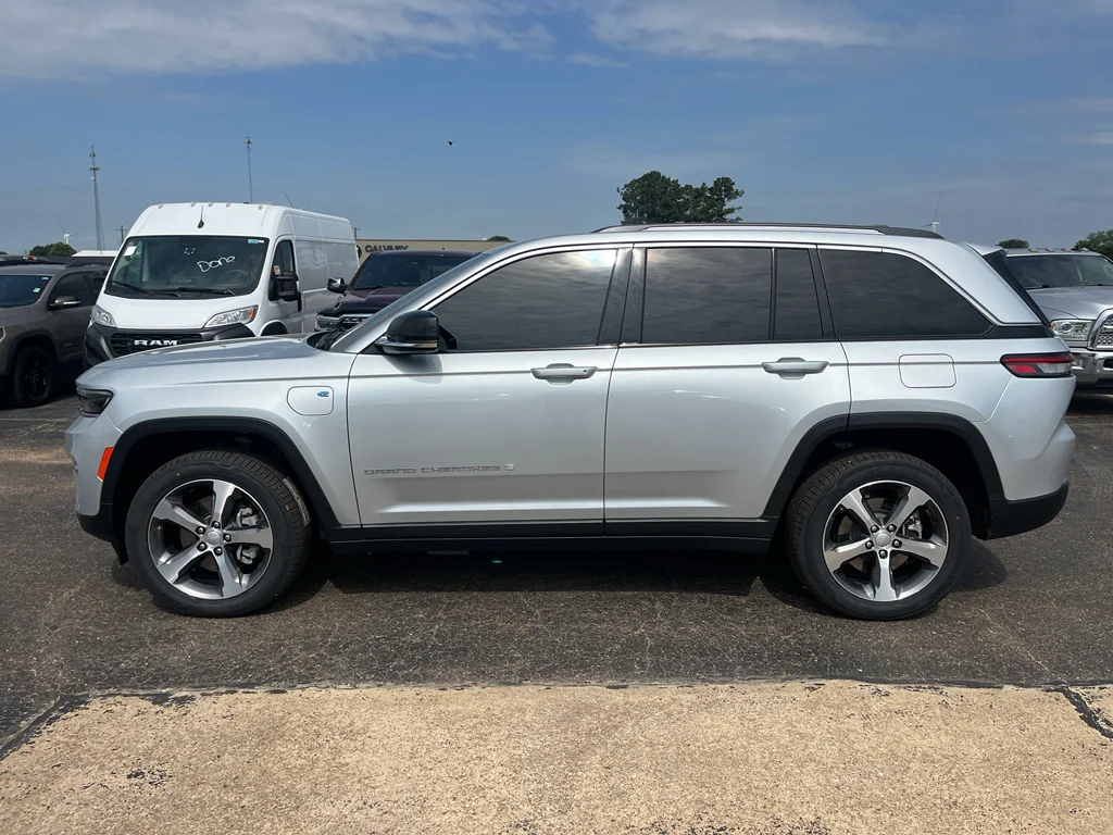 Used 2023 Silver Zynith Jeep 4xe image 8