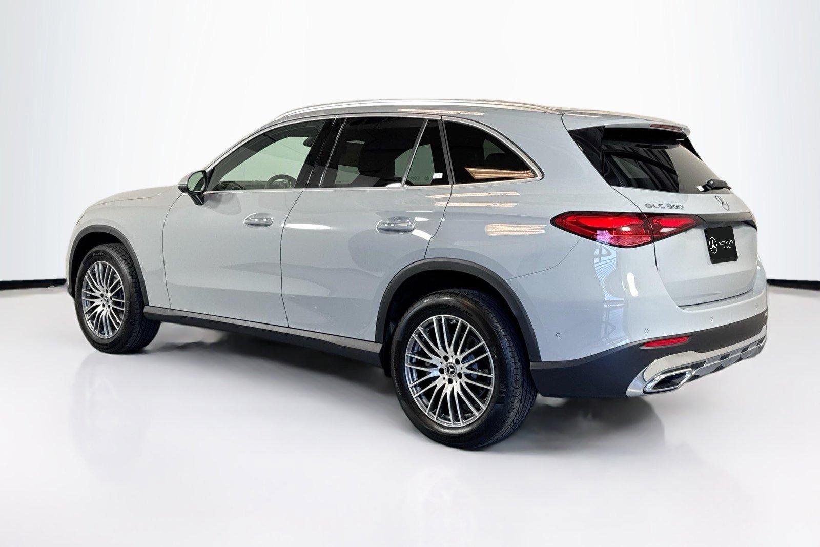 New 2026 Manufaktur Alpine Grey Mercedes-Benz GLC 300 image 7