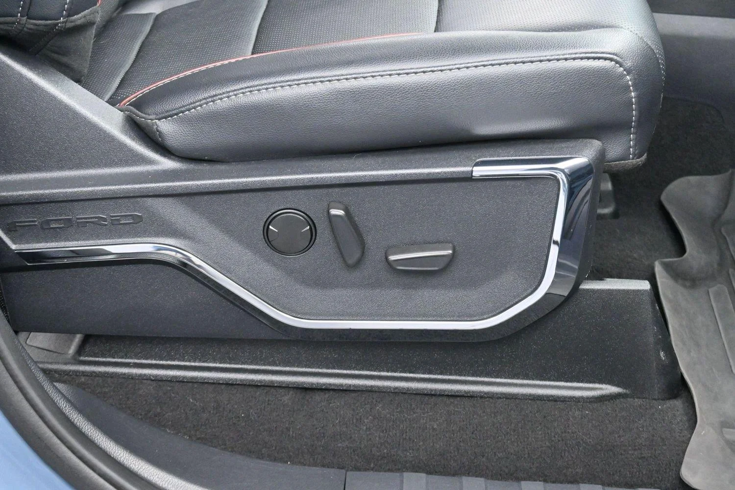 Used 2023 Azure Gray Metallic Tri-Coat Ford Lariat image 33