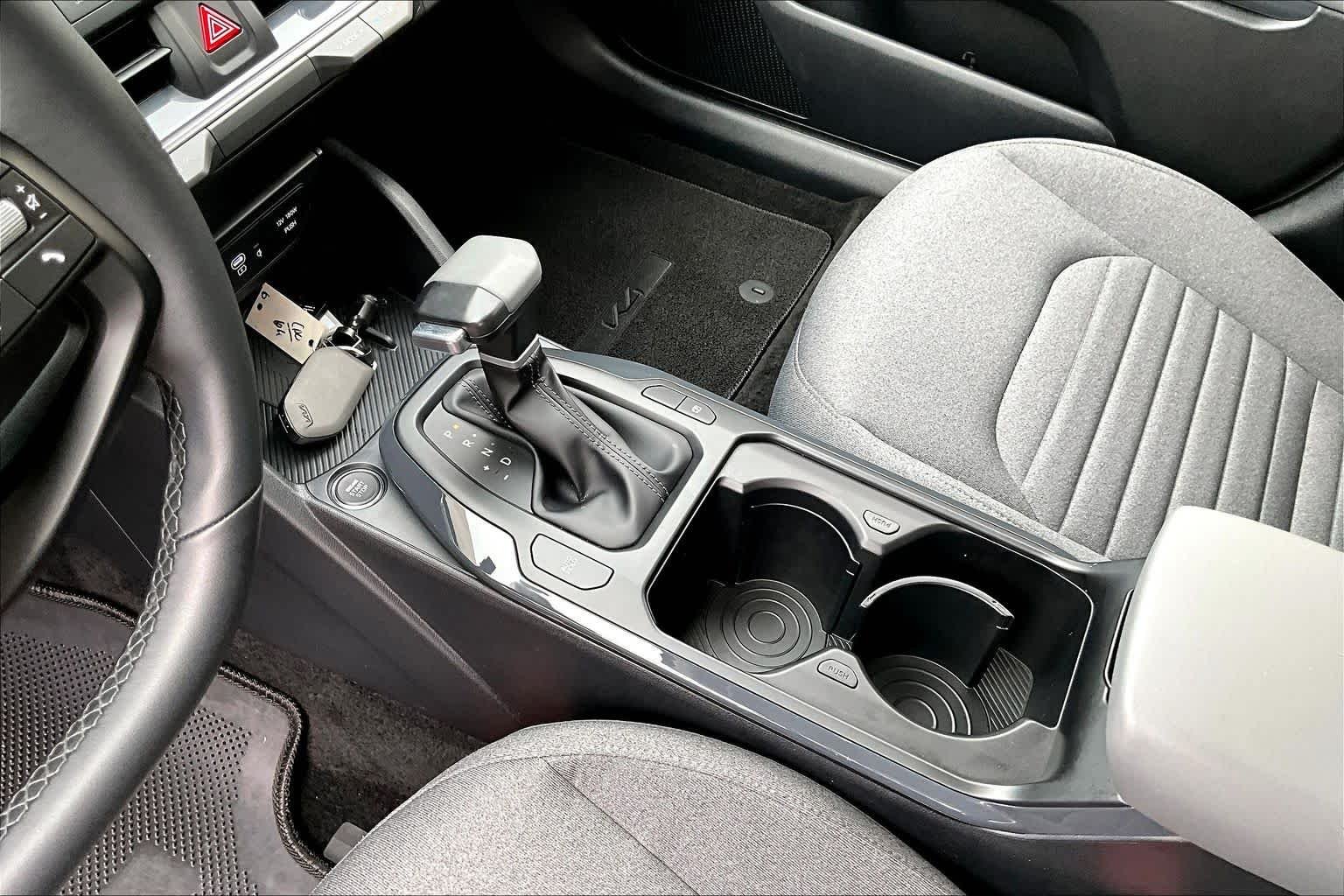 Used 2025 Snow White Pearl Kia EX image 17