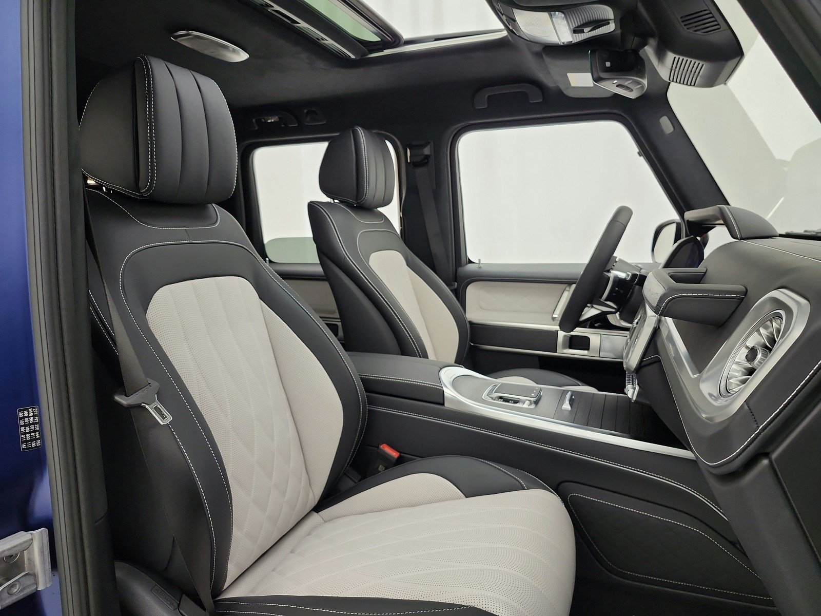 New 2027 MANUFAKTUR Exclusive Brilliant Blue Magno Mercedes-Benz G 580e SUV image 36