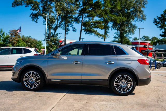 Used 2016 Luxe Metallic Lincoln Reserve image 2