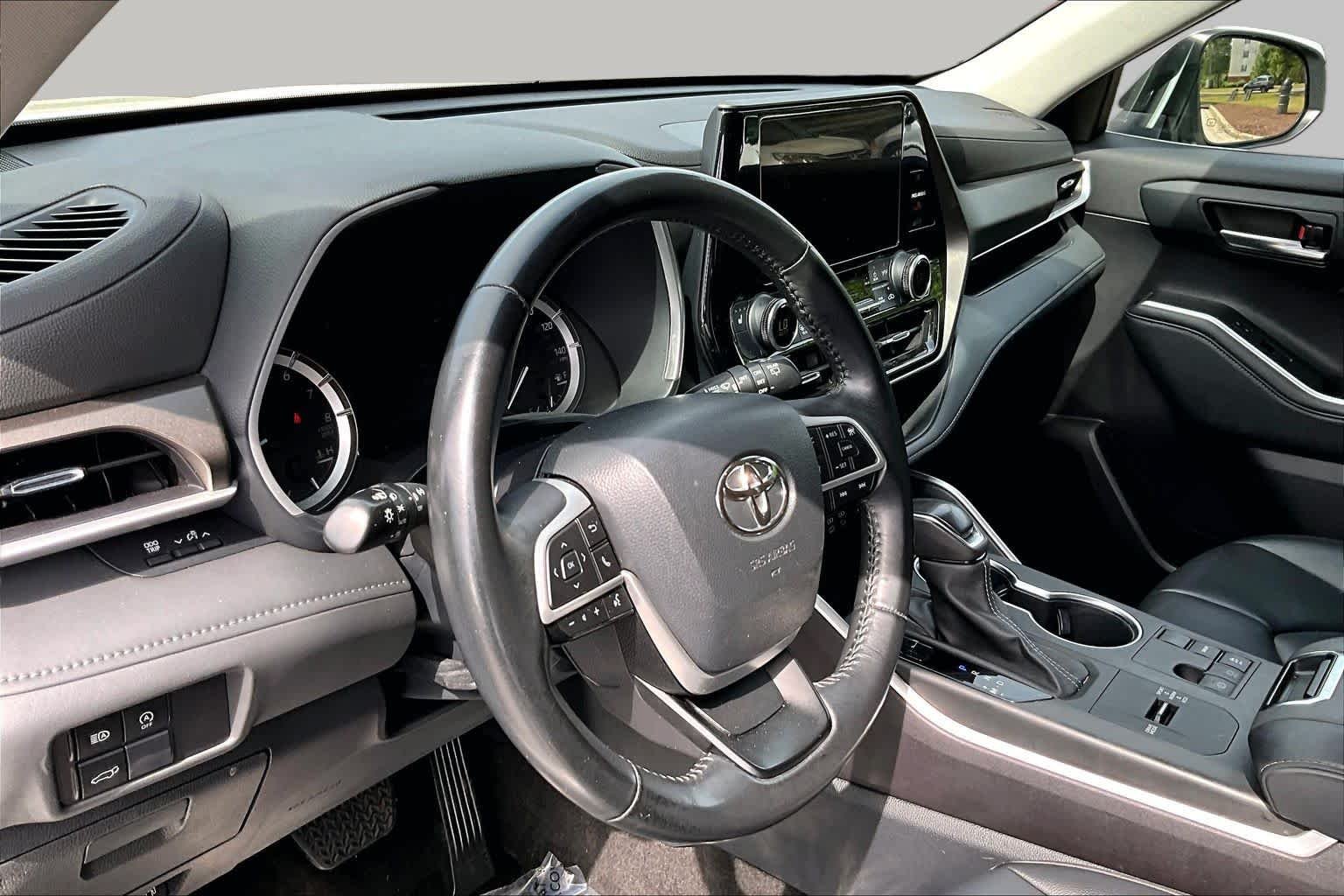 Used 2023 Wind Chill Pearl Toyota XLE image 18