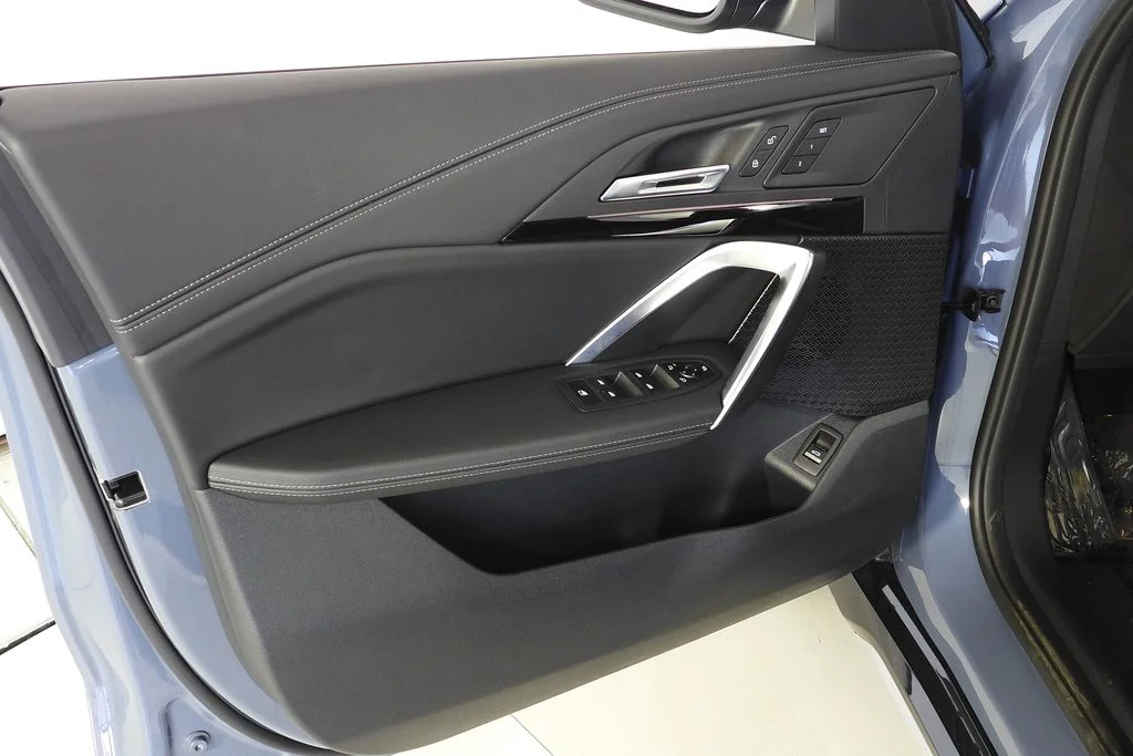 Used 2025  BMW xDrive28i image 11