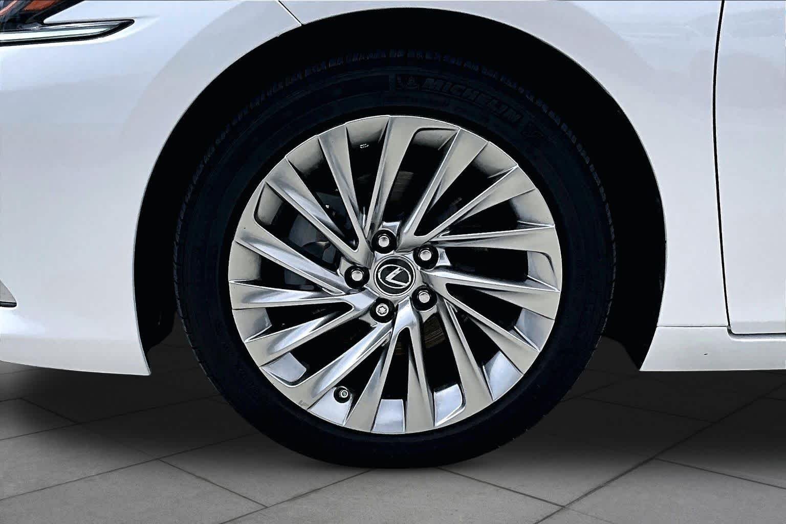 Used 2019 Eminent White Pearl Lexus Ultra Luxury image 10