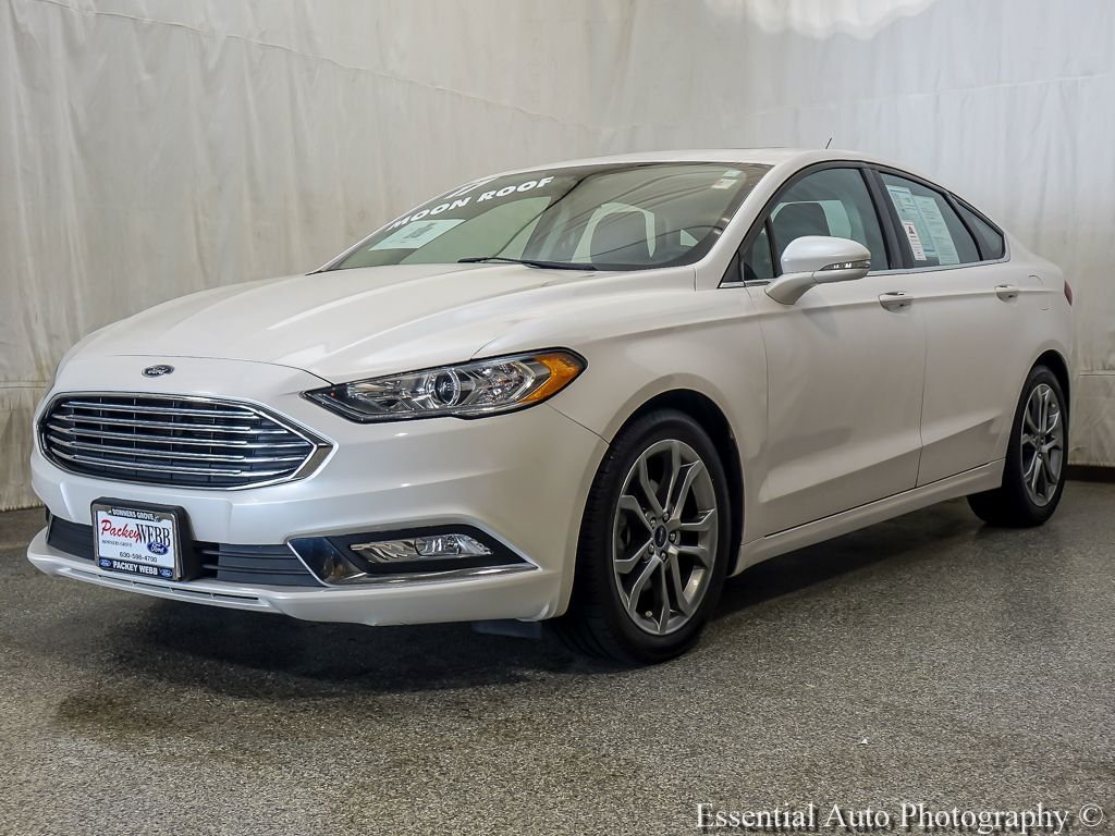 Used 2017 White Platinum Clearcoat Metallic Ford SE image 2