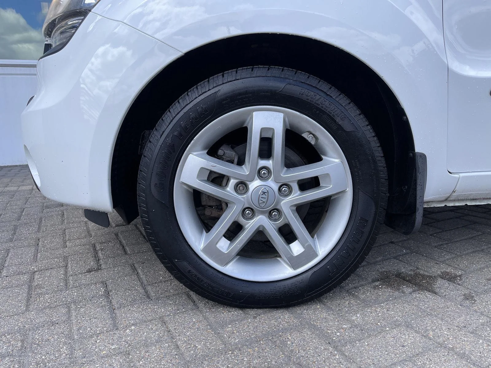 Used 2010 Clear White Kia + image 10