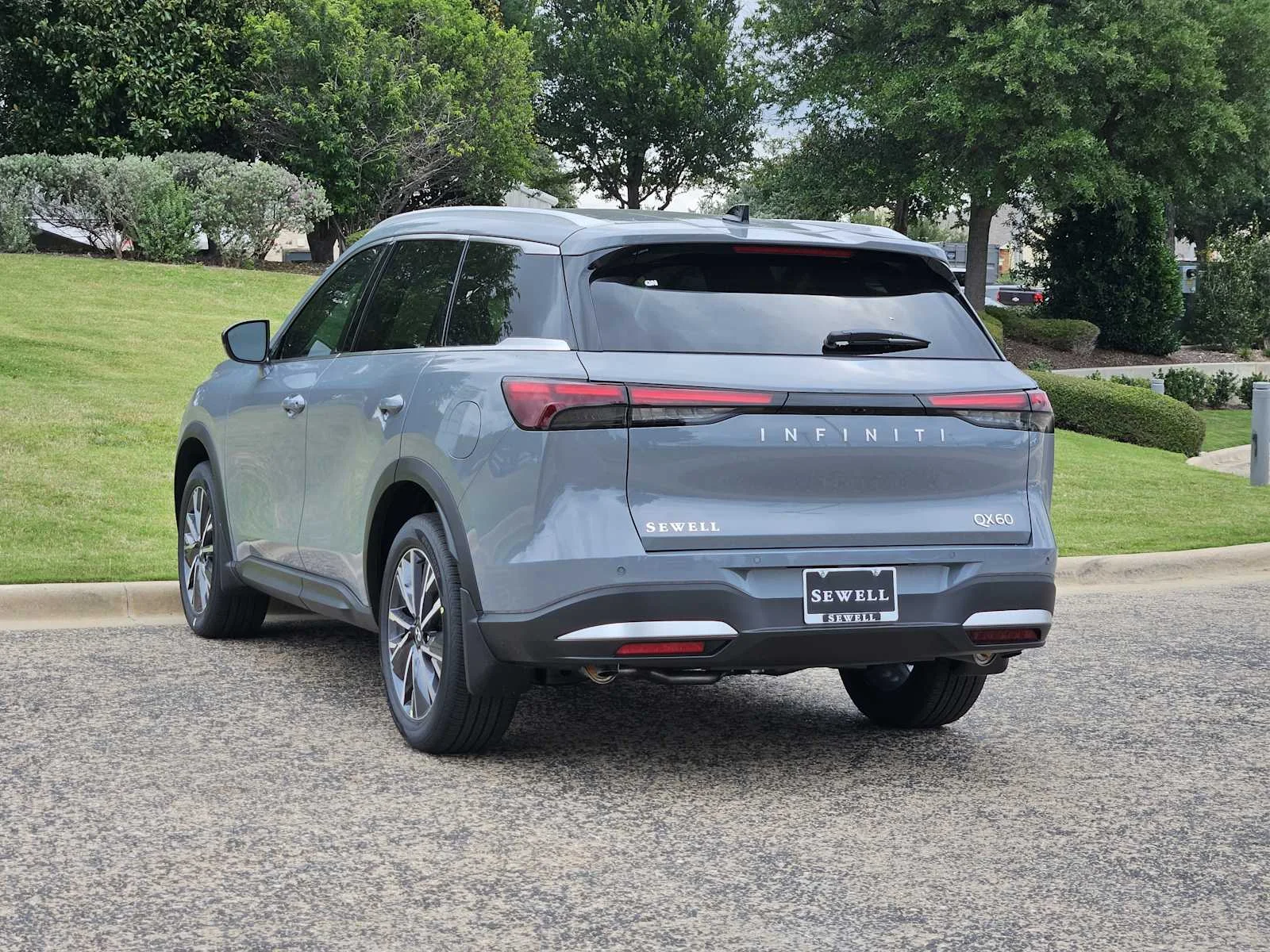New 2027 HARBOR GRAY INFINITI Luxe FWD image 3