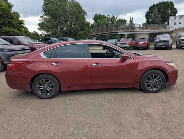 Used 2016 Red Nissan 2.5 S image 10