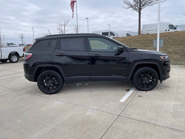 New 2026 Diamond Black Crystal Pearlcoat Jeep Latitude Altitude image 6