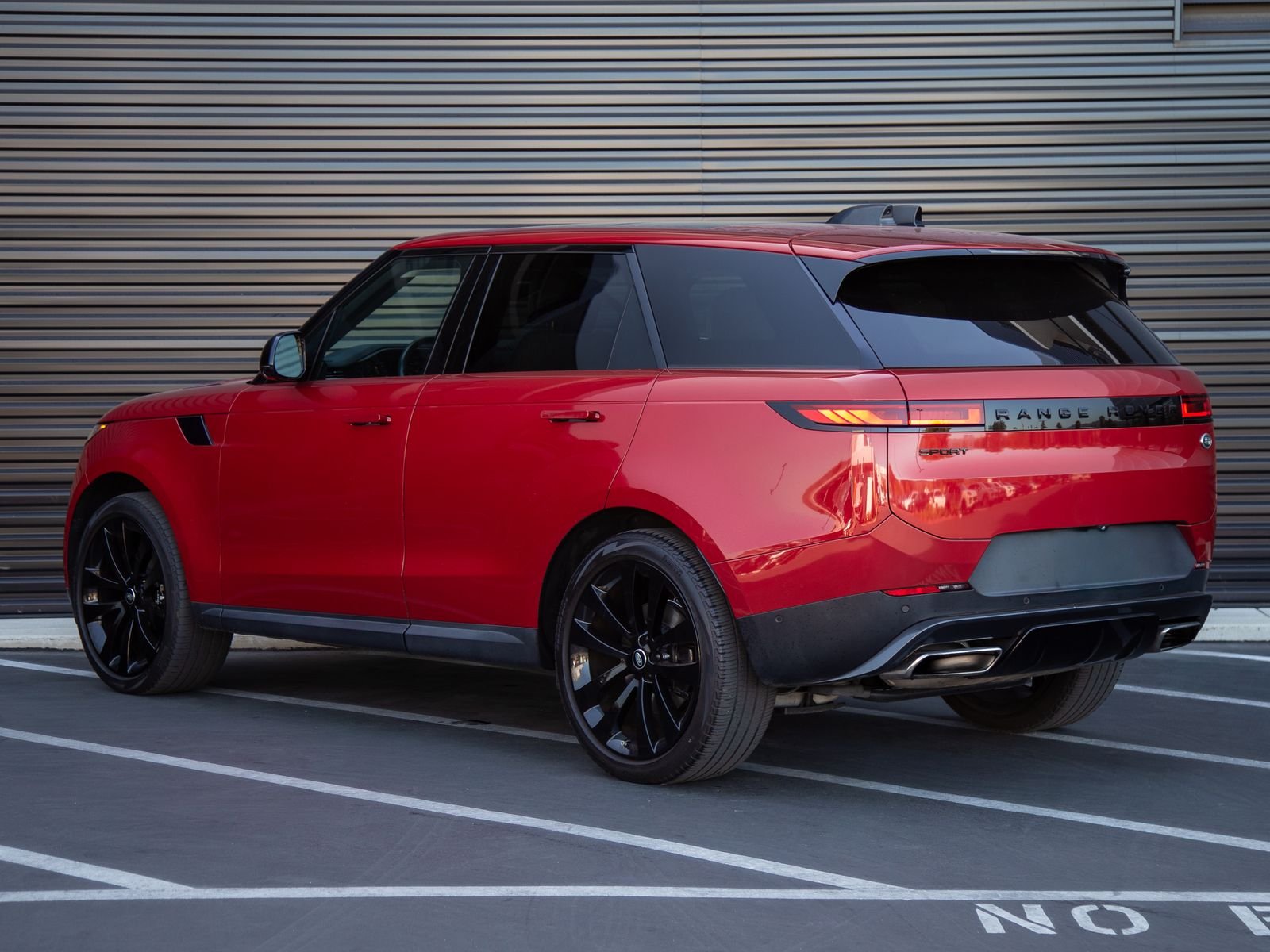 Used 2023 Firenze Red Metallic Land Rover SE image 3