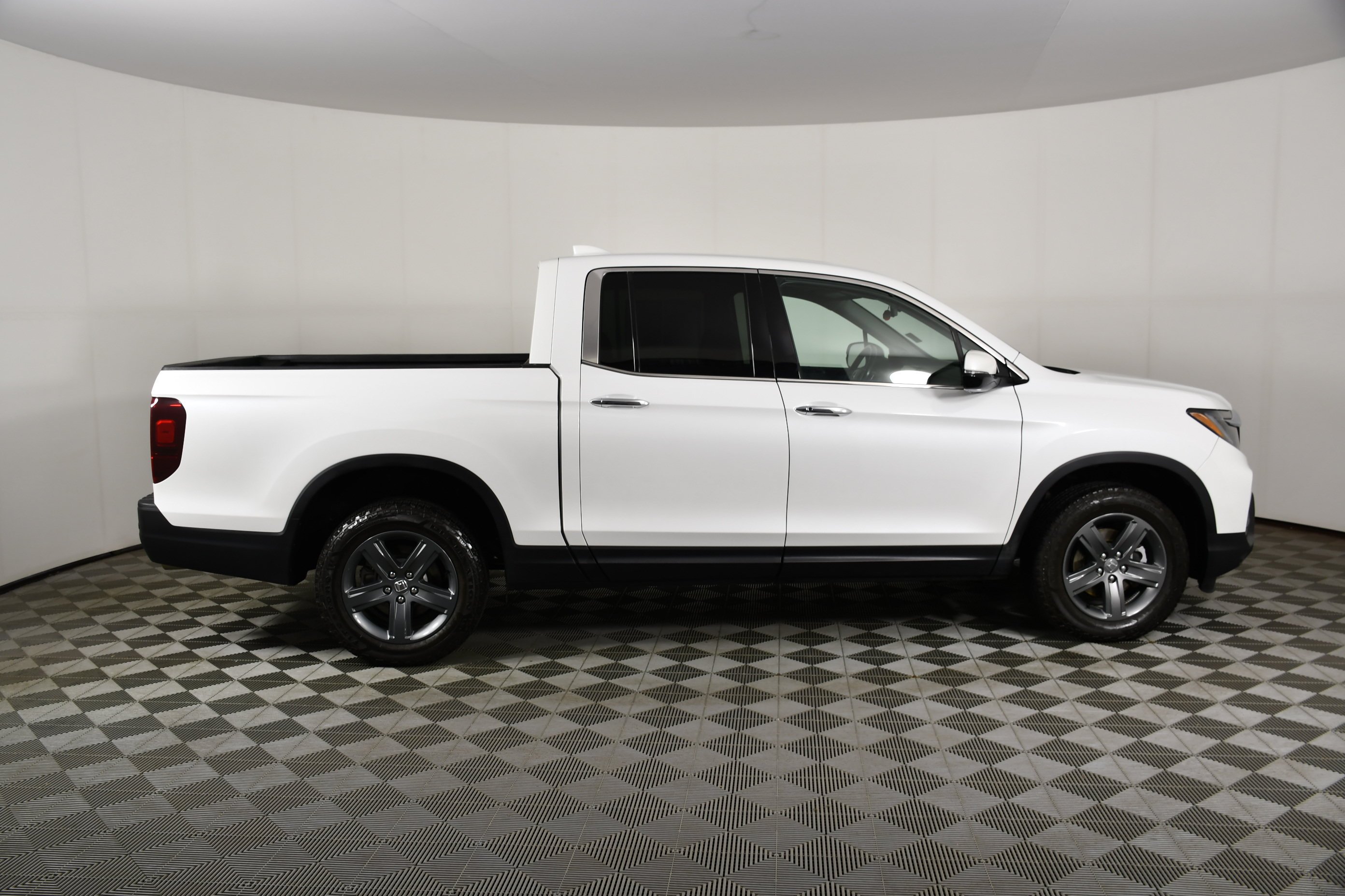 Certified Used 2023 Platinum White Pearl Honda AWD RTL-E image 5