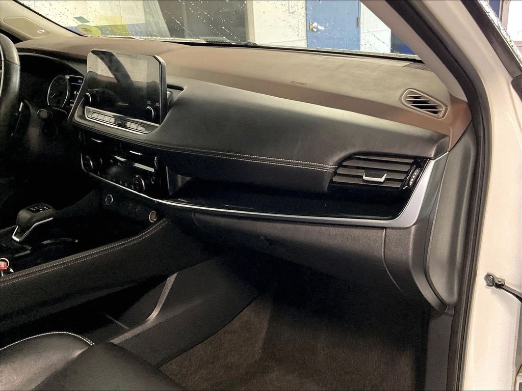 Used 2023 Pearl White Tricoat Nissan SL image 13