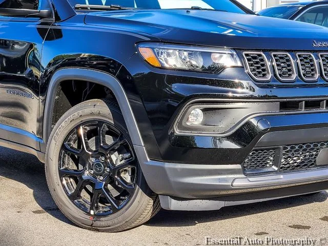 New 2026 Diamond Black Crystal Pearl-Coat Exterior Paint Jeep Latitude image 3