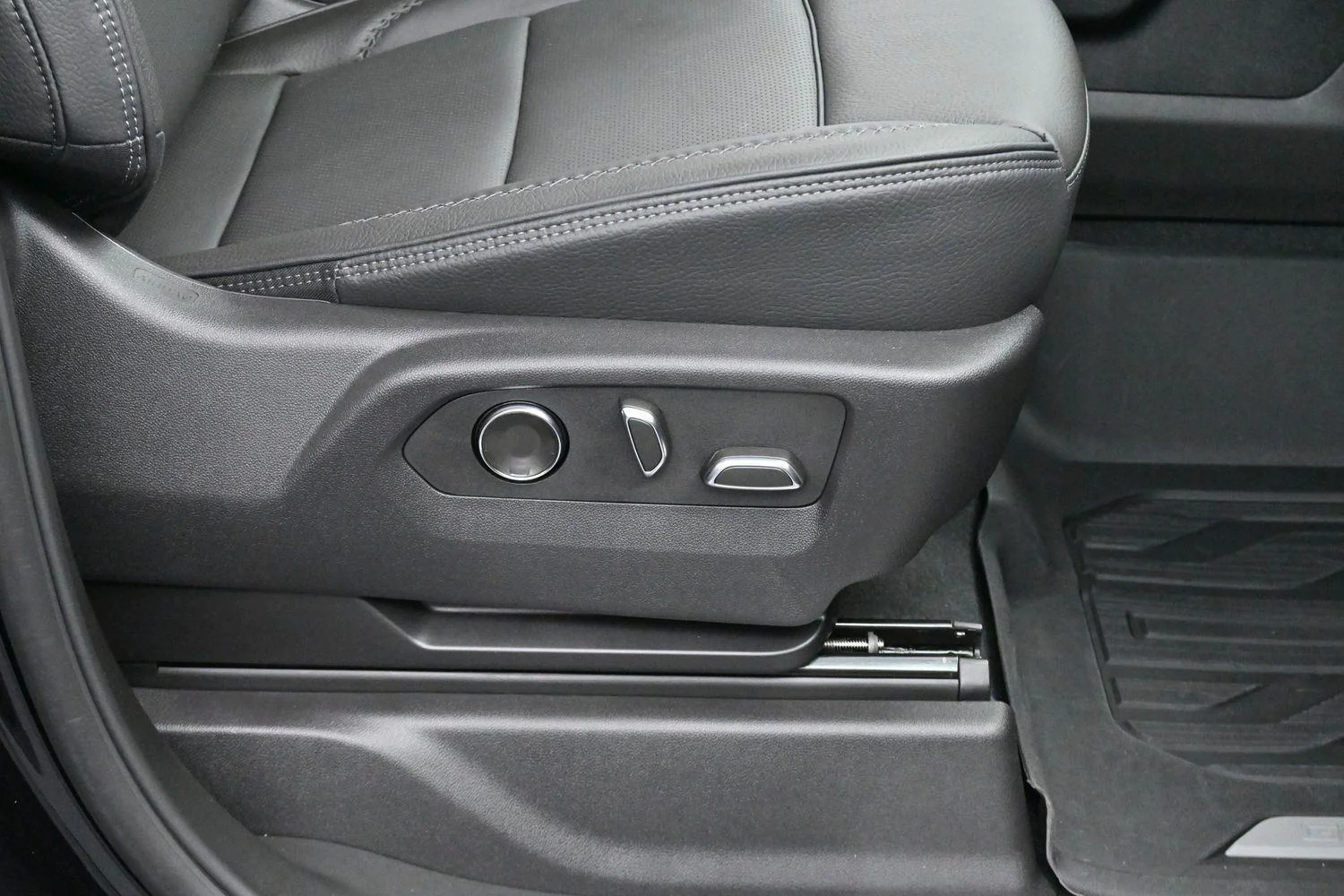 Used 2025 Onyx Black GMC Denali image 35