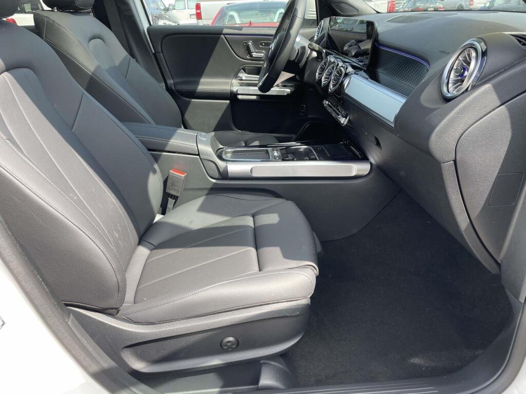 New 2026 Polar White Mercedes-Benz GLB 250 image 19