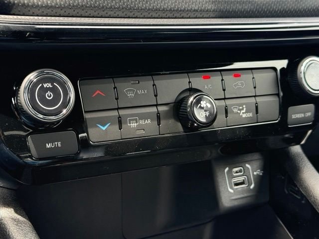 New 2026 Bright White Clearcoat Jeep Latitude image 24