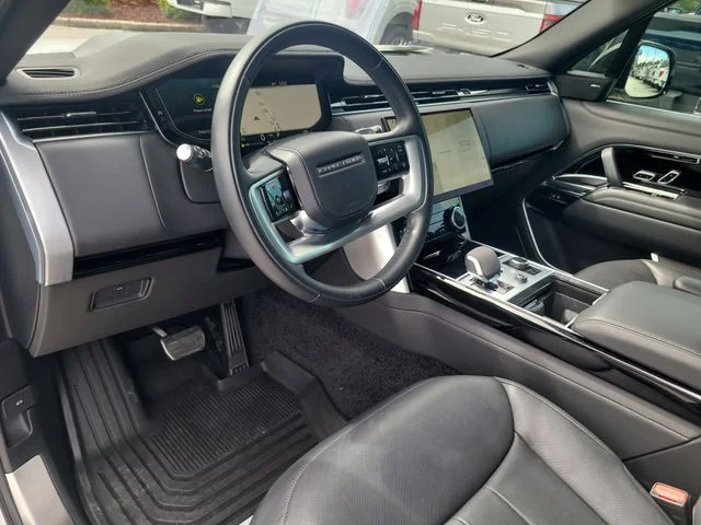 Used 2023  Land Rover SE image 18