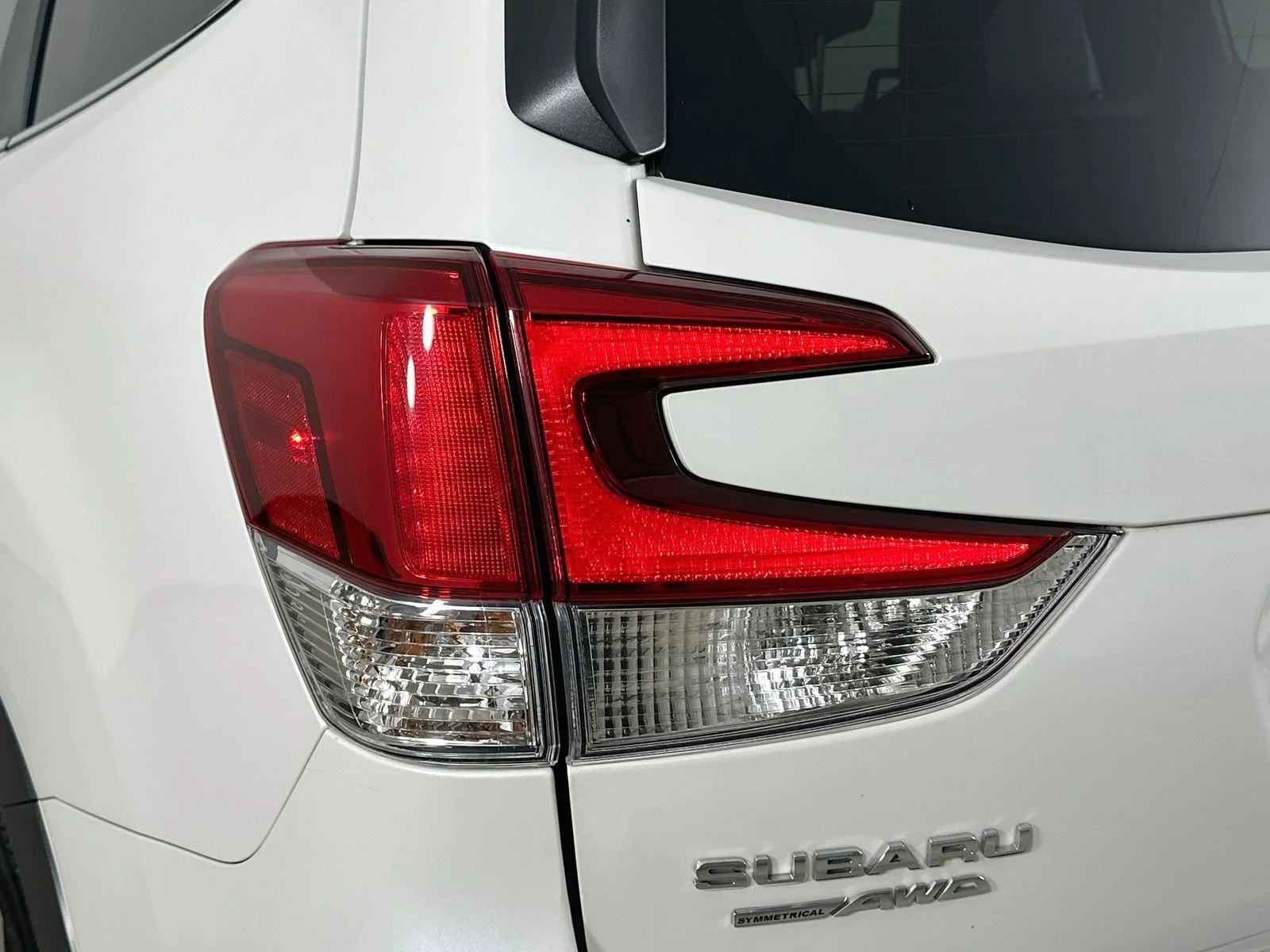 Used 2024 White Subaru  image 12