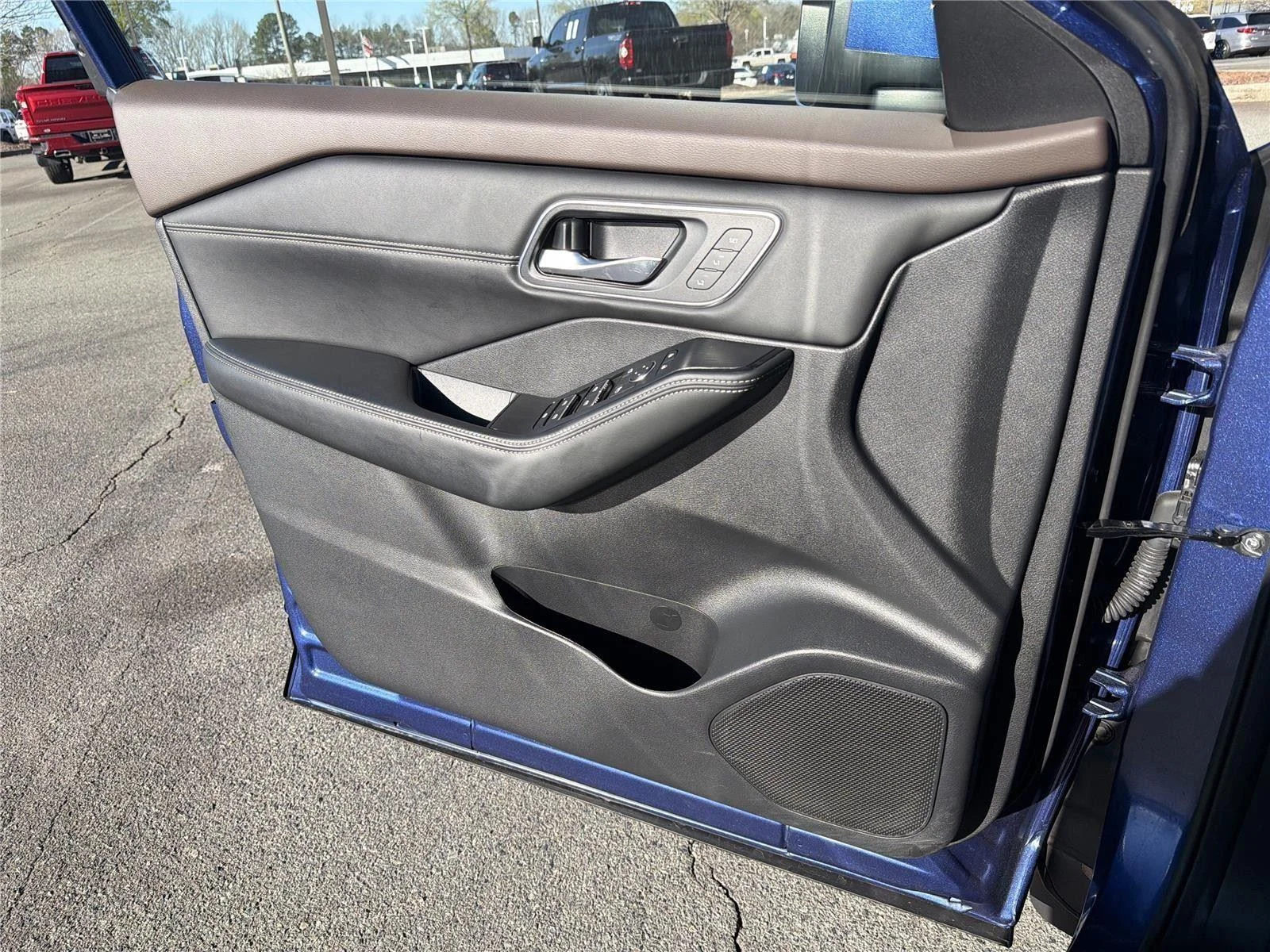 Used 2023 Caspian Blue Metallic Nissan Platinum image 24