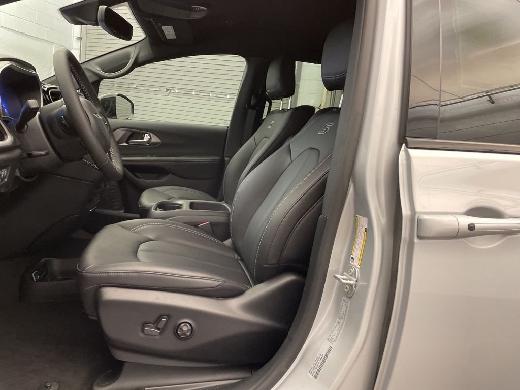2026 Chrysler Pacifica Select - Photo 16