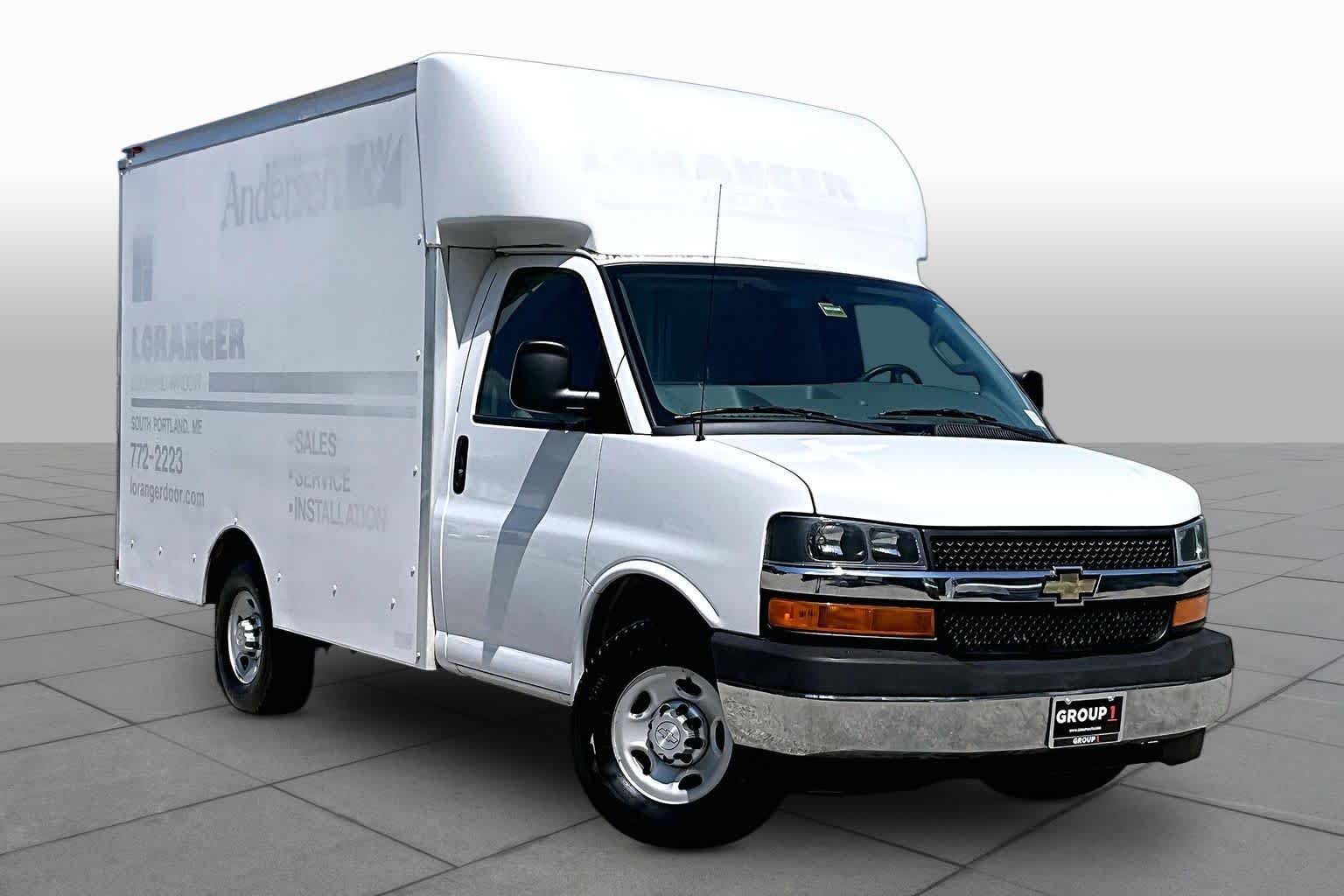 Used 2017 Summit White Chevrolet  image 3