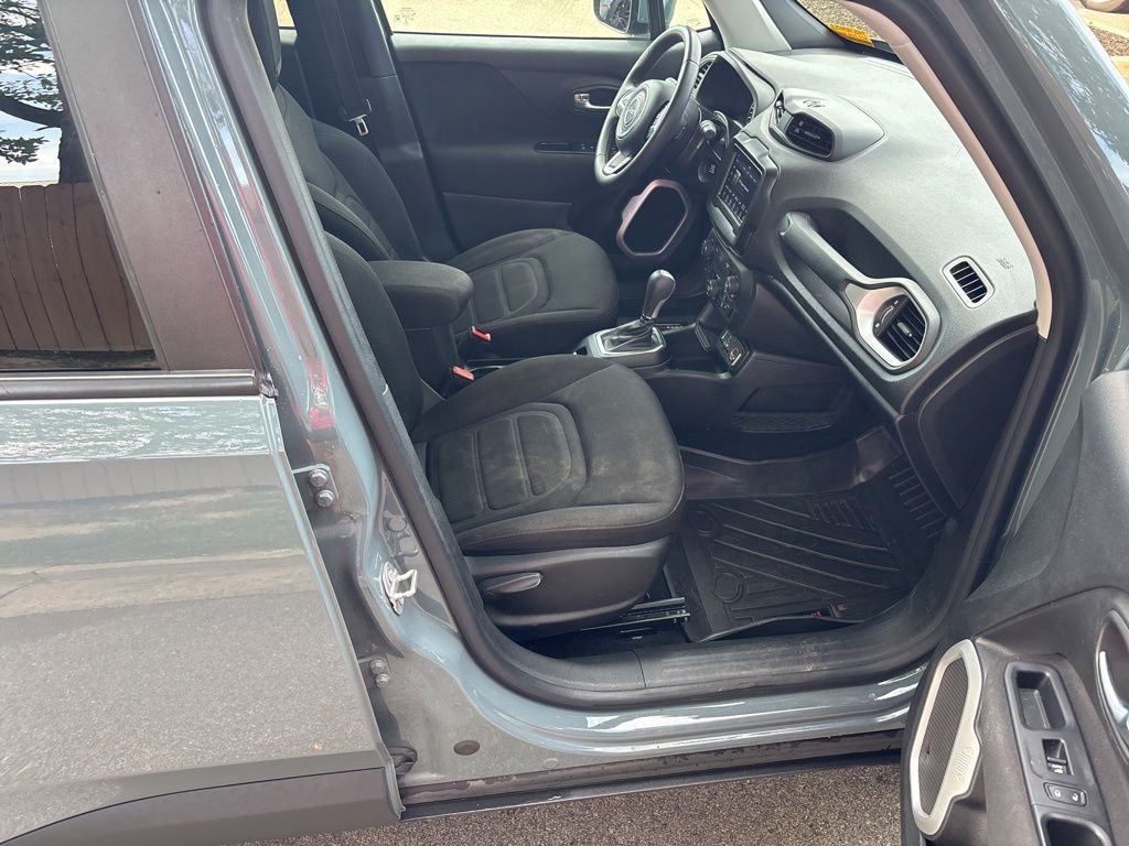 Used 2018 Gray Jeep Latitude image 12