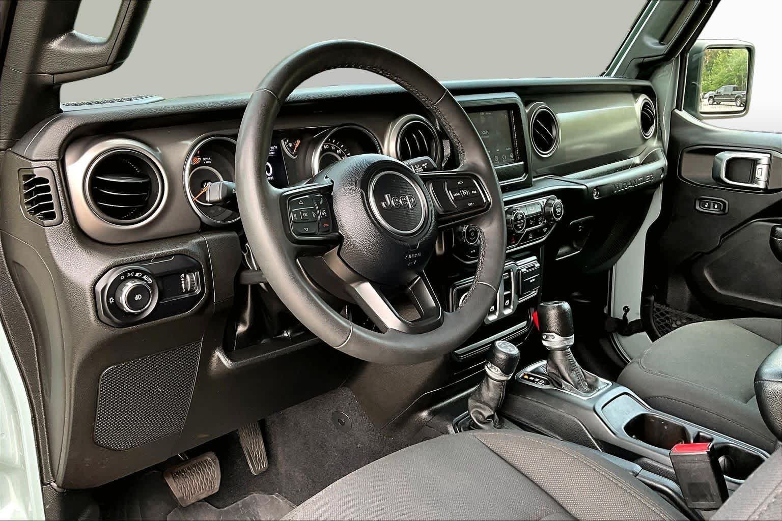 Used 2023 Earl Clearcoat Jeep Sport S image 18