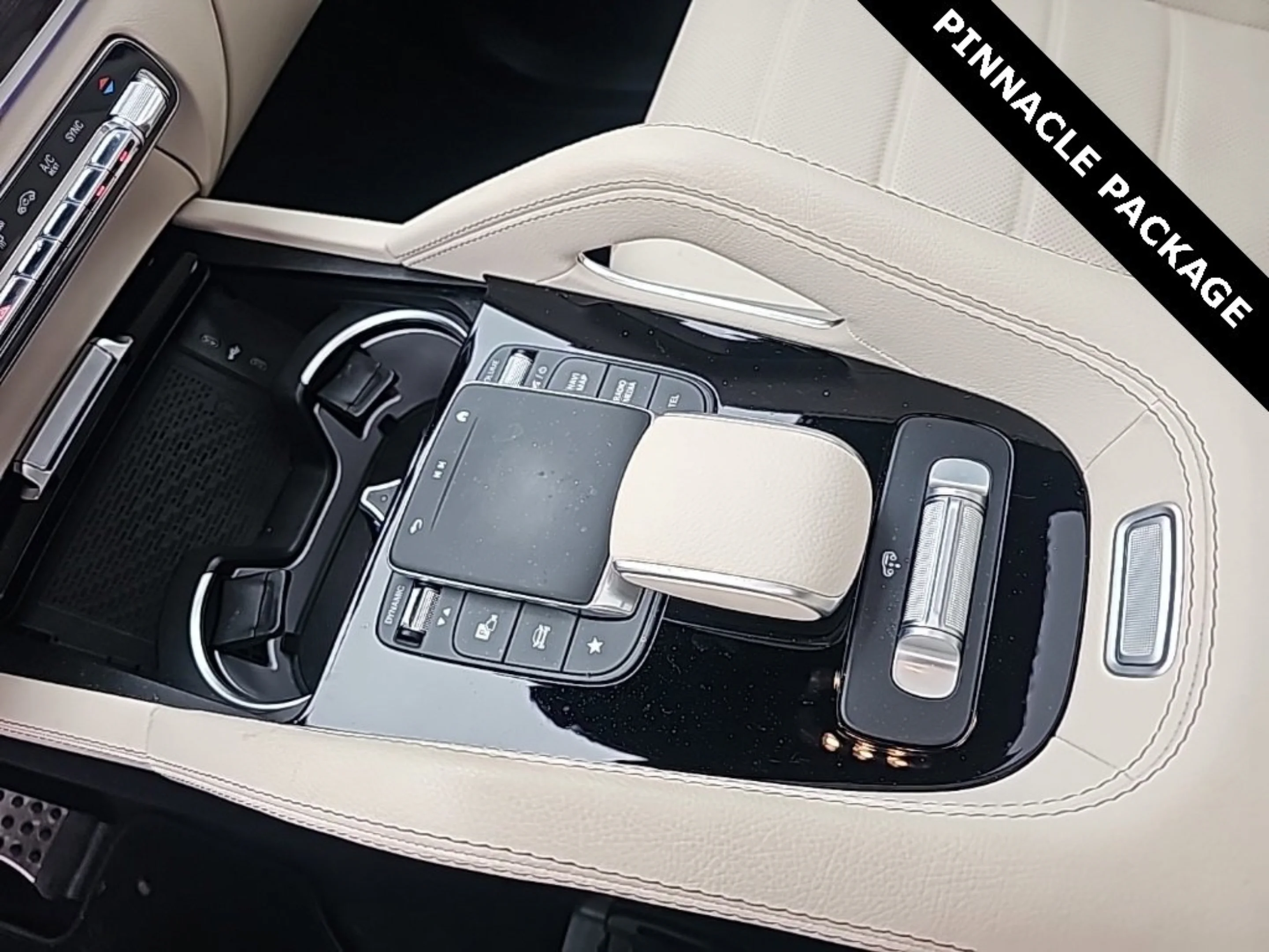 Used 2024 White Mercedes-Benz 4MATIC® image 27