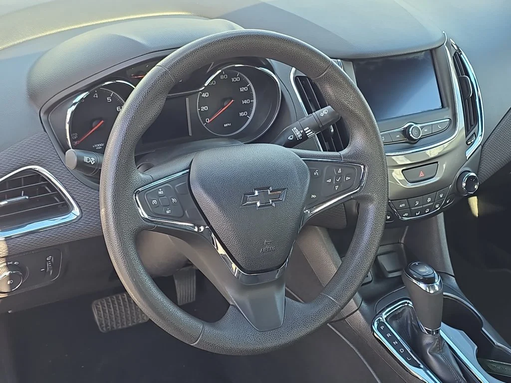 Used 2019 SUMMIT WHITE Chevrolet LT image 17