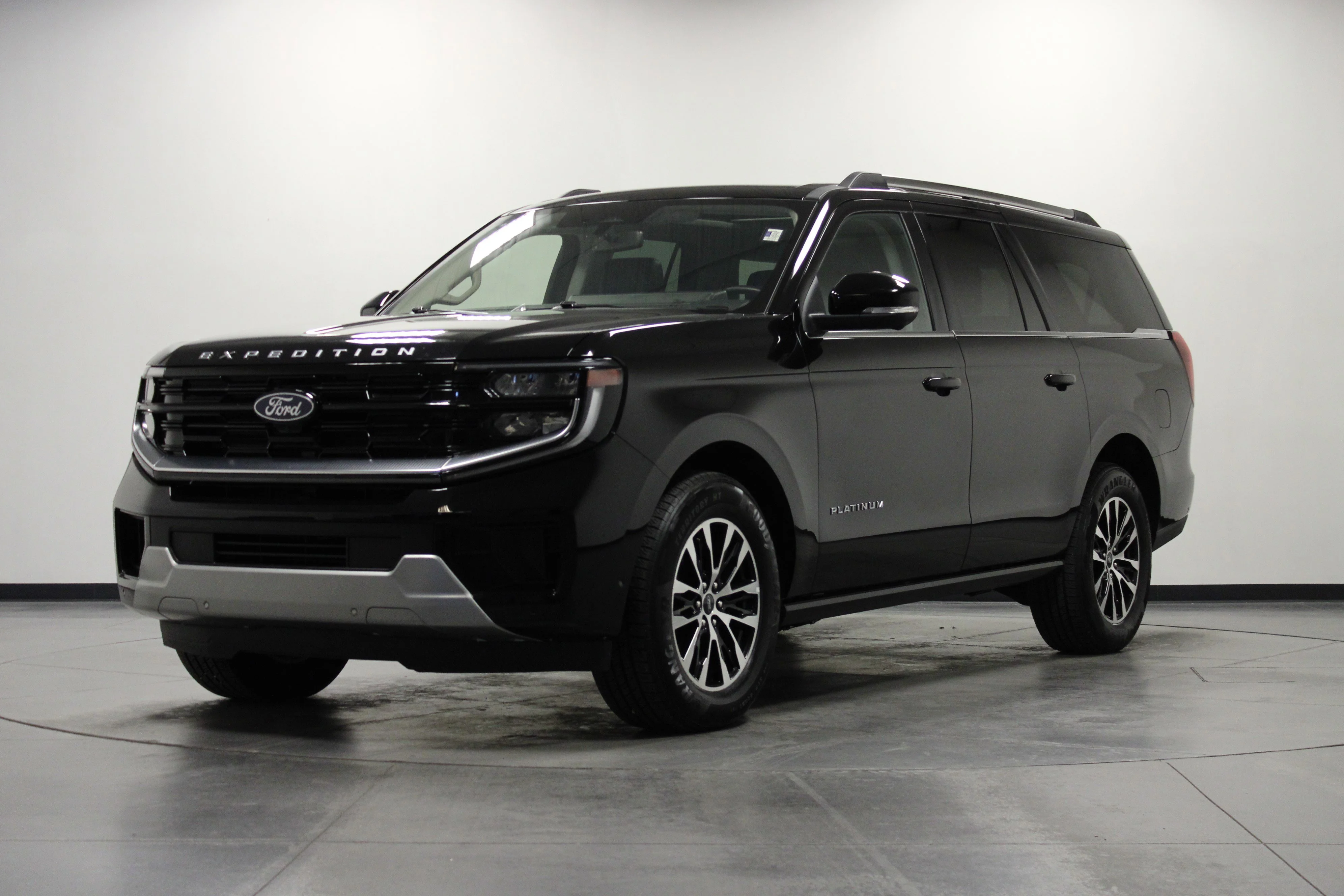 Used 2025 Black Metallic Ford Platinum image 8