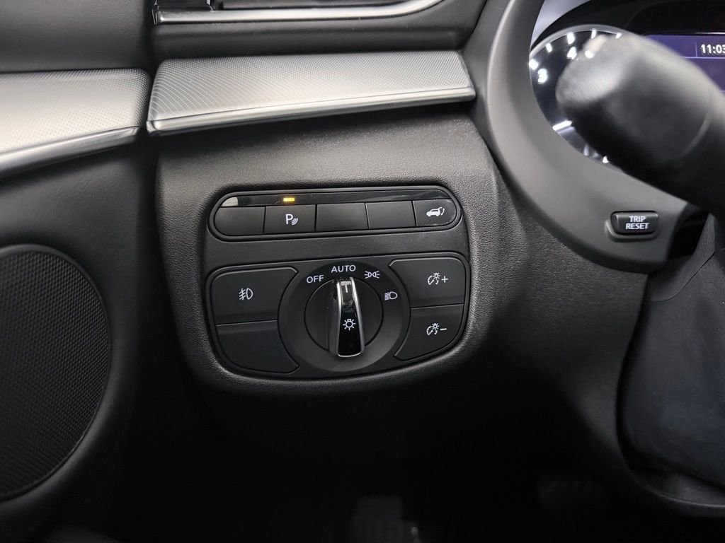Used 2020 White INFINITI LUXE image 21